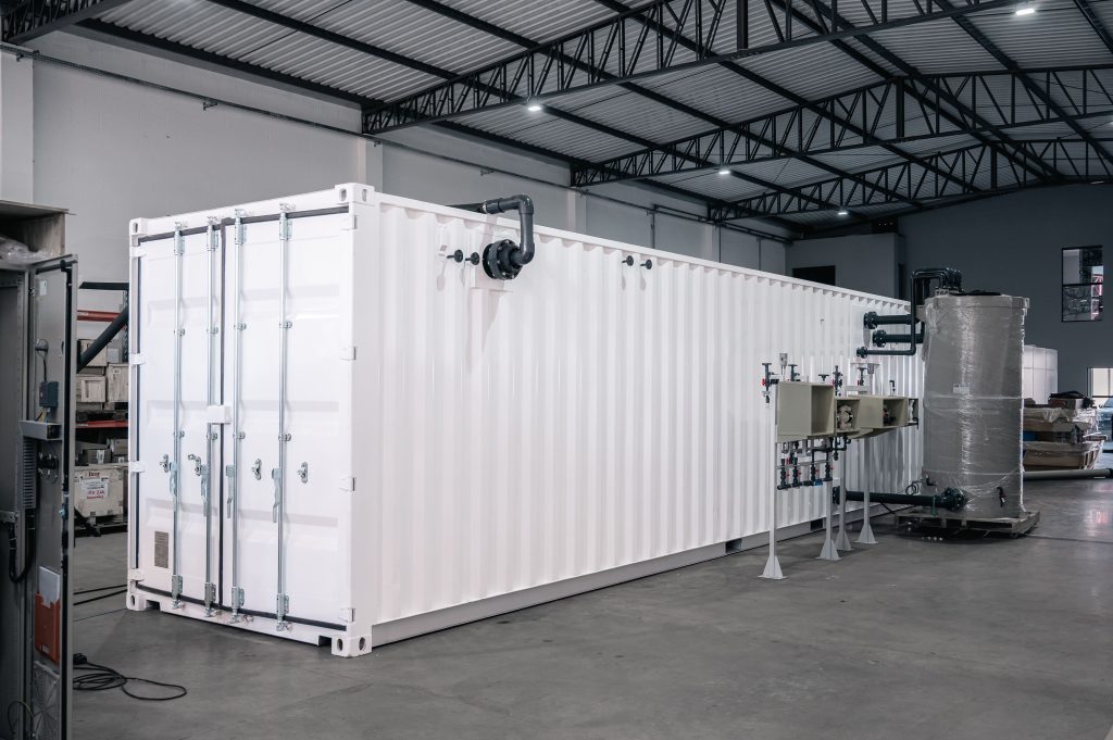 Módulos verticais de membranas de ultrafiltração com múltiplas conexões hidráulicas azuis e sistema de válvulas para tratamento de água industrial